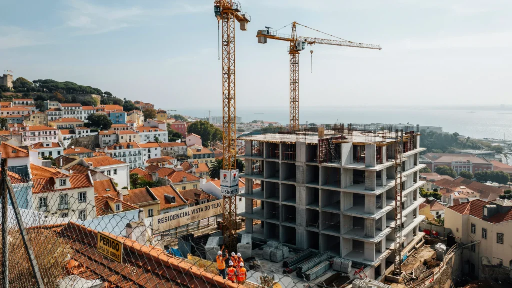 🇫🇷 Portugal : il faudra encore 3 ans pour combler le manque de 300 000 logements 🇬🇧 Portugal: 3 More Years Needed to Close the 300,000 Housing Shortage