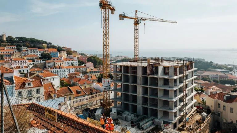 🇫🇷 Portugal : il faudra encore 3 ans pour combler le manque de 300 000 logements 🇬🇧 Portugal: 3 More Years Needed to Close the 300,000 Housing Shortage