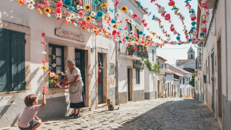 🇫🇷 Campo Maior : 4000 bénévoles fabriquent des fleurs en papier pour les Festas do Povo 🇬🇧 Campo Maior: 4,000 Volunteers Hand-Craft Paper Flowers for the Festas do Povo