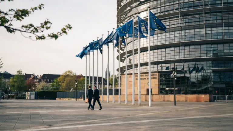 🇫🇷 Europe : le Parlement impose de nouvelles règles aux compagnies aériennes 🇬🇧 Europe: Parliament Forces New Rules on Airlines