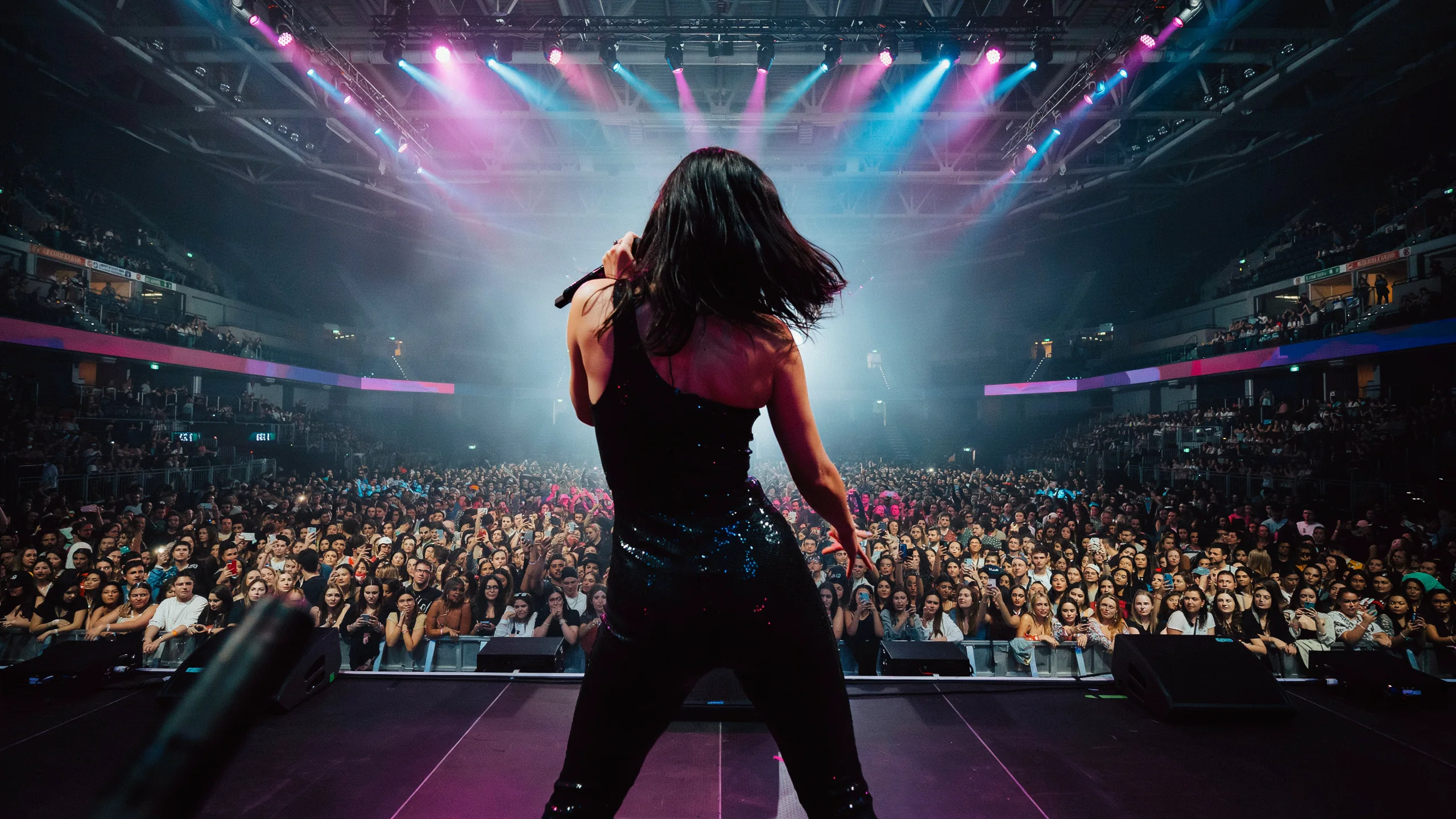 🇫🇷 Rosalía et son Lux Tour 2026 : la star catalane enflamme l’Europe entière 🇬🇧 Rosalía and Her 2026 Lux Tour: The Catalan Star Sets All of Europe Ablaze