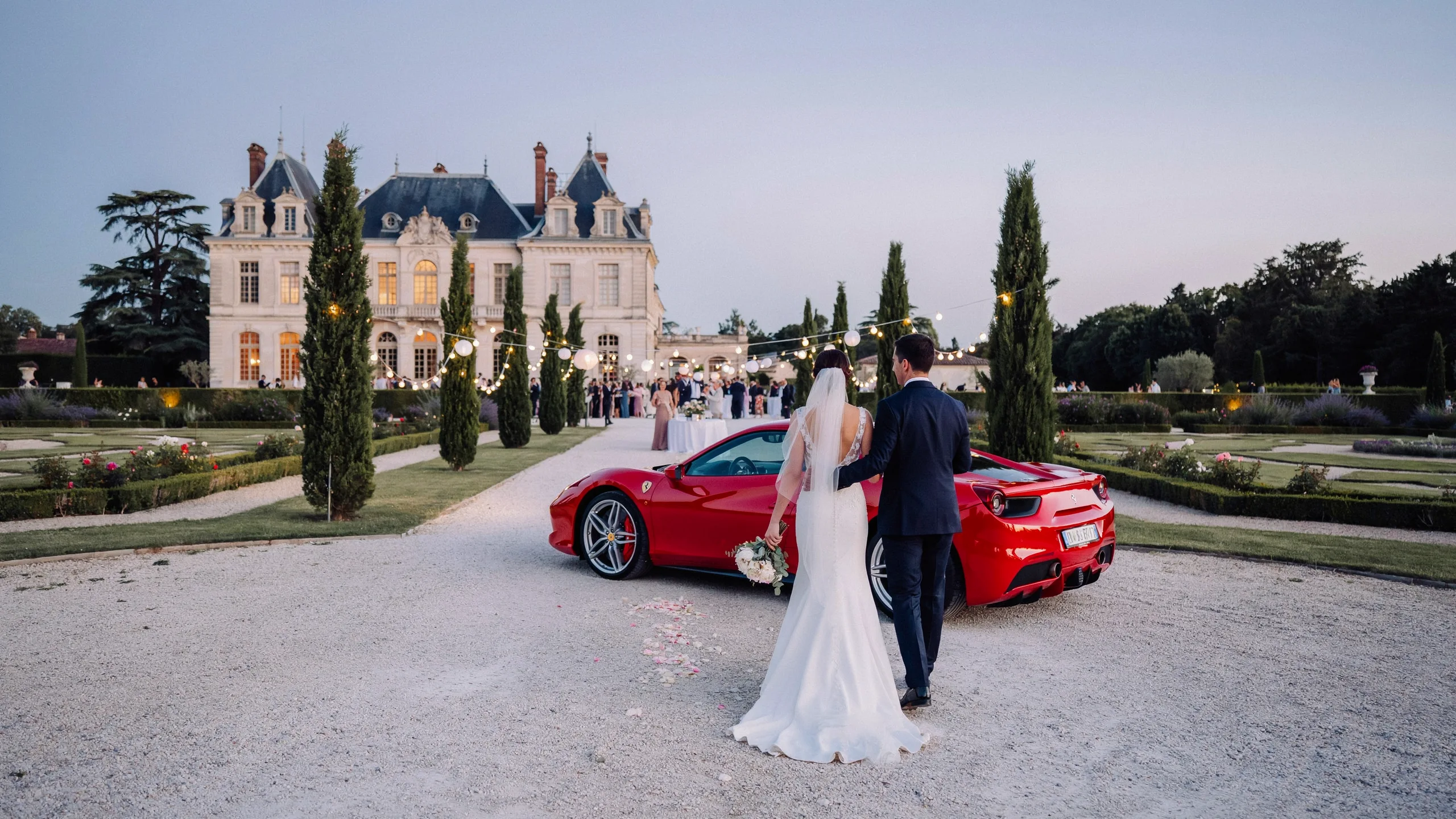 🇫🇷 Charles Leclerc s&rsquo;est marié — et il est parti en Ferrari, évidemment 🇬🇧 Charles Leclerc Got Married — And He Left in a Ferrari, Obviously