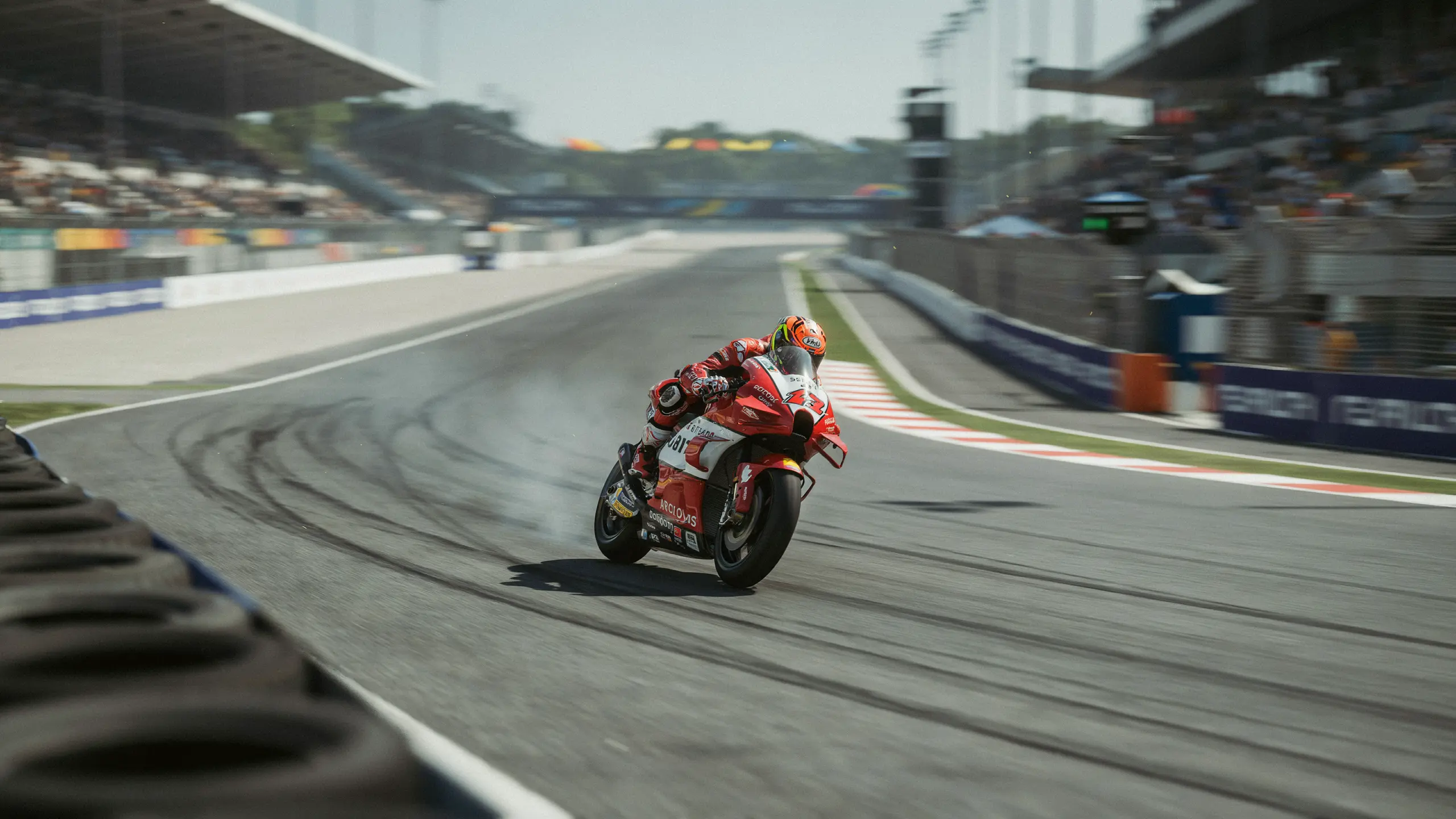 🇫🇷 MotoGP : Raúl Fernández s’impose en patron à Silverstone 🇬🇧 MotoGP: Raúl Fernández Takes Commanding Silverstone Win