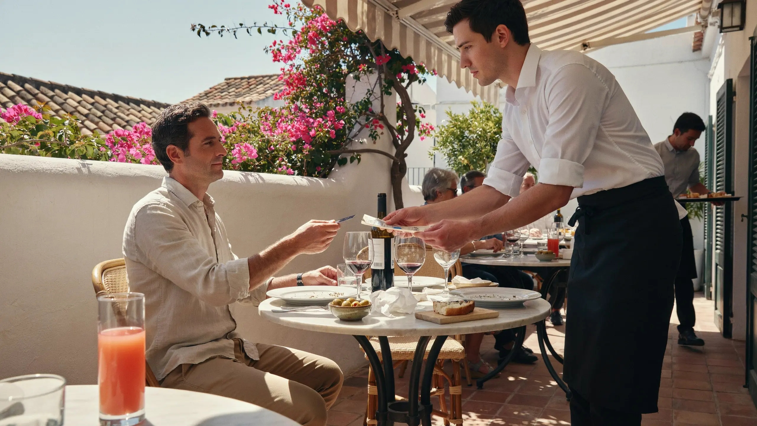 🇫🇷 Espagne : ces 10 centimes en plus sur l&rsquo;addition, ce n&rsquo;est pas une erreur 🇬🇧 Spain: That Extra 10 Cents on Your Bill Isn&rsquo;t a Mistake