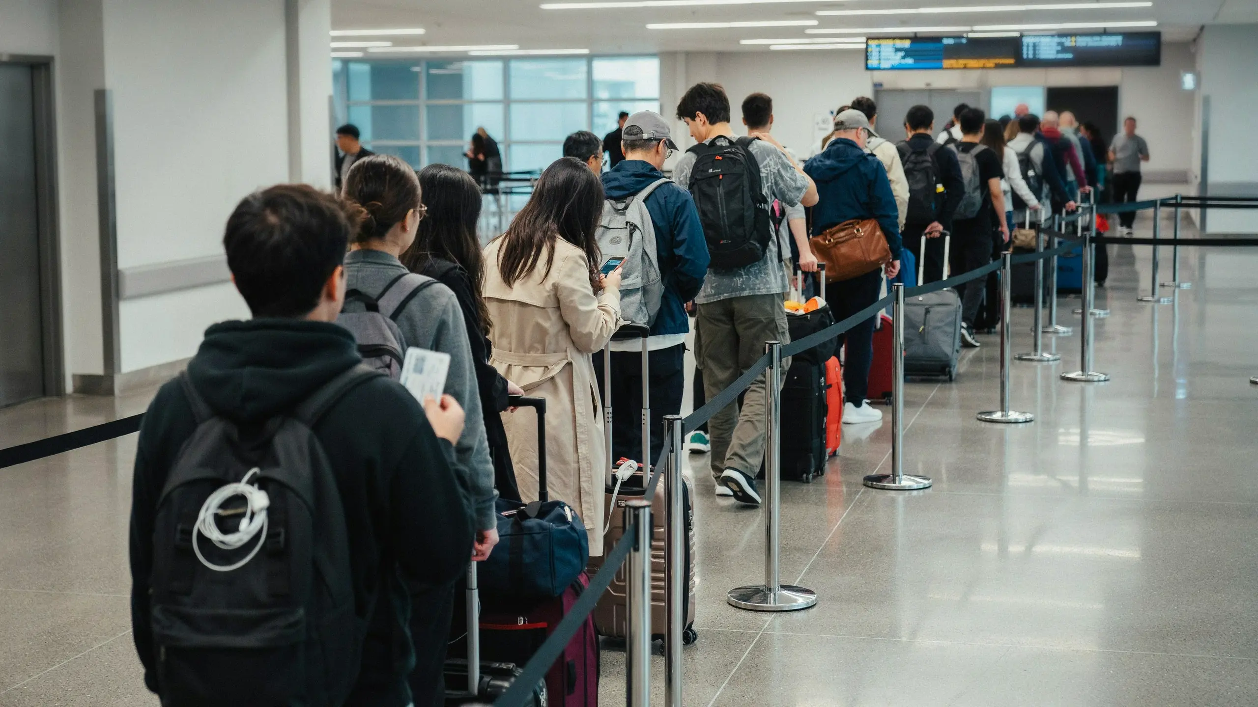 🇫🇷 Champion du monde avec l’Espagne, il embarque… en classe éco chez Ryanair 🇬🇧 World Champion with Spain, He Boards… Economy Class on a Budget Flight