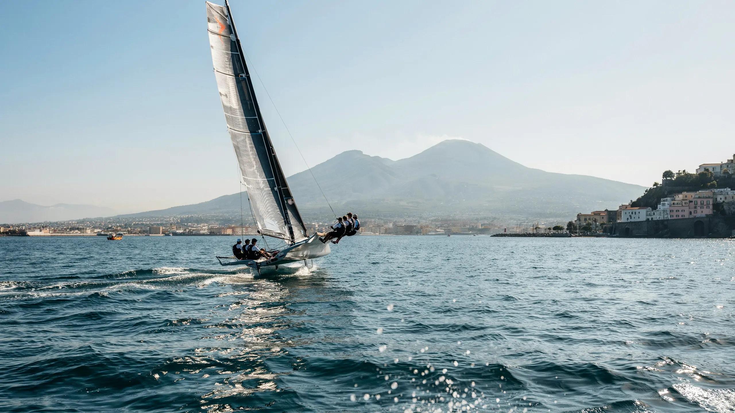 🇫🇷 Naples se prépare à l&rsquo;America&rsquo;s Cup 2027 : « notre croix et notre délice » 🇬🇧 Naples Gears Up for the 2027 America&rsquo;s Cup: « Our Cross and Our Delight »