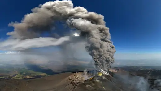 🇫🇷 L&rsquo;Etna se réveille encore : nouvelle bouche éruptive, l&rsquo;aéroport de Catane perturbé 🇬🇧 Mount Etna Erupts Again: New Vent Opens, Catania Airport Disrupted