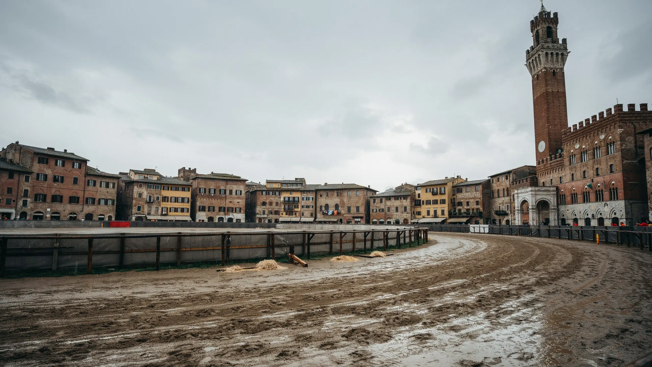 🇫🇷 Le Palio di Siena reporté à cause de la pluie 🇬🇧 The Palio di Siena Postponed Due to Rain