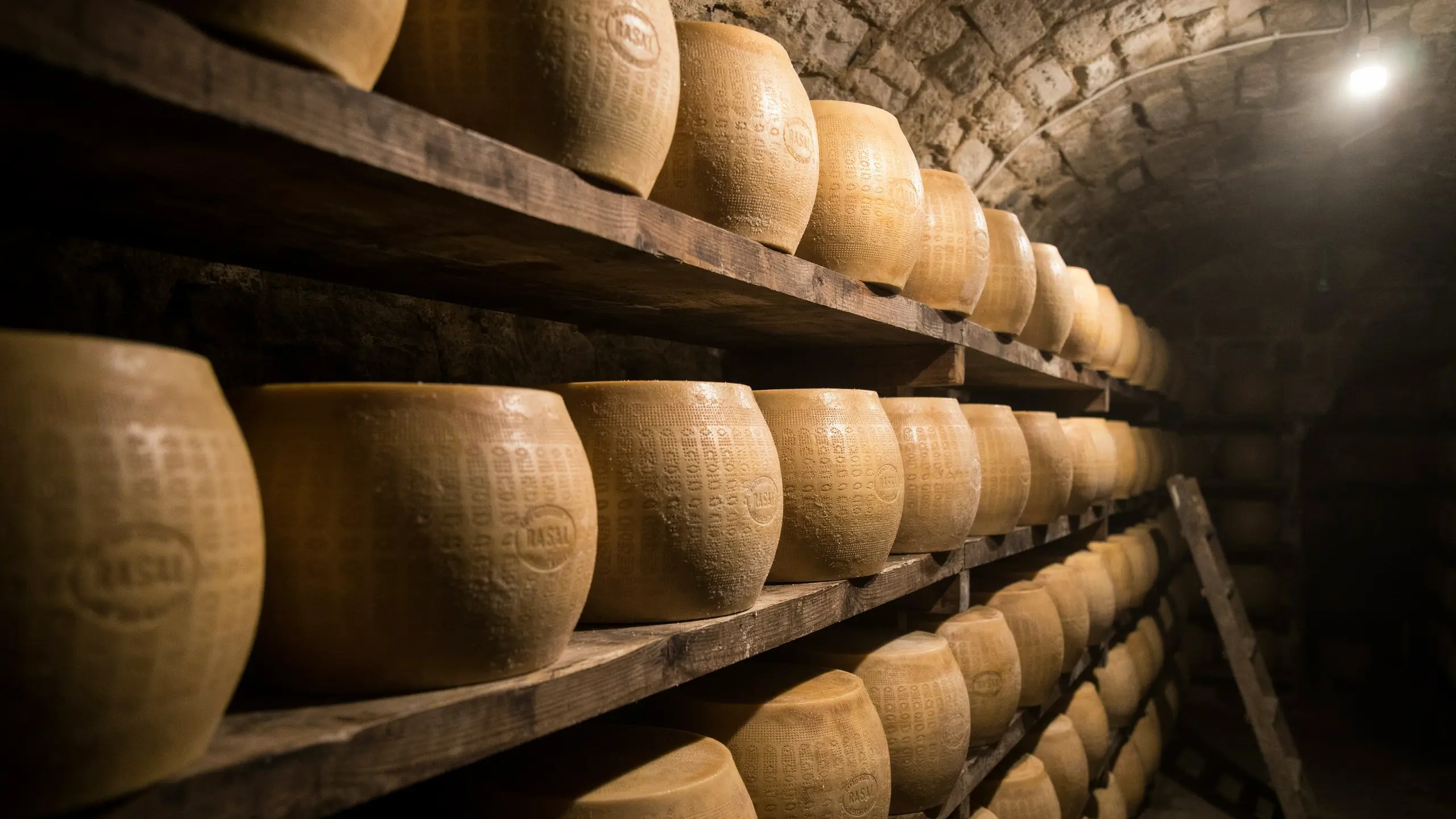 🇫🇷 Le vrai danger qui plane sur le Parmigiano Reggiano : les droits de douane américains 🇬🇧 The Real Threat Facing Parmigiano Reggiano: US Tariffs